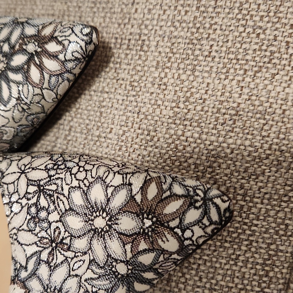 Gorgeous Marc Fisher Floral Lace Pointed Toe Block Heel Pumps in Cream and Black - Picture 7 of 7